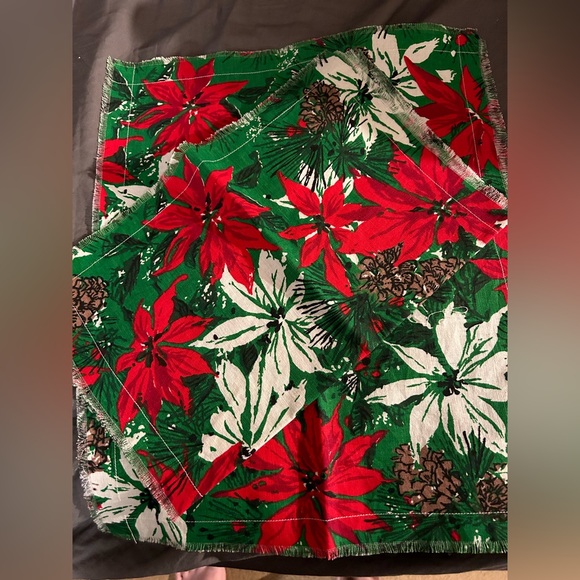 VTG Printed Poinsettia and Pinecone Christmas Table Cloth. Comes with/ 2napkins - Picture 7 of 7
